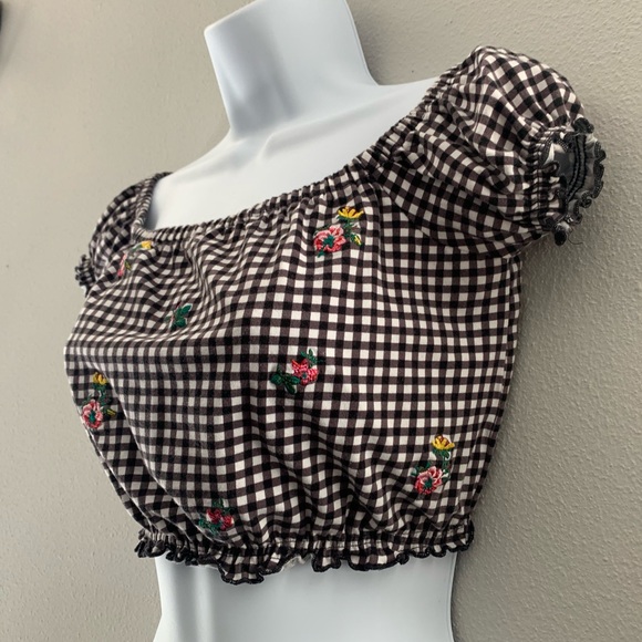 Black & White crop top with flowers and ruffle - Picture 2 of 5